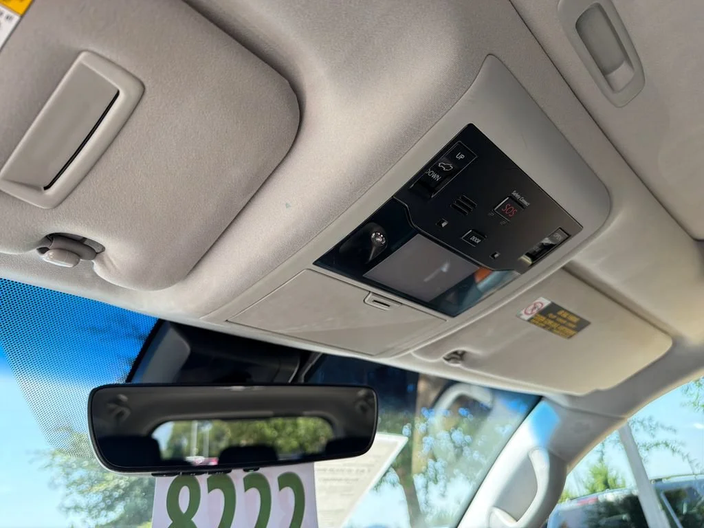 Used 2017  Lexus LX 570 image 30