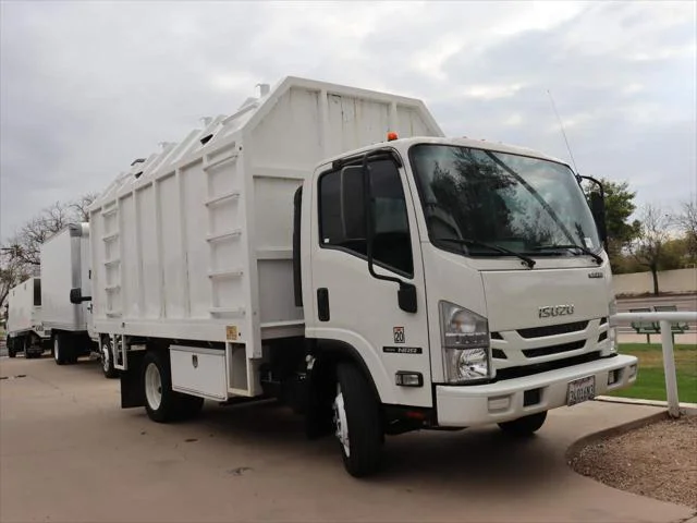 2022 Isuzu NRR's photo