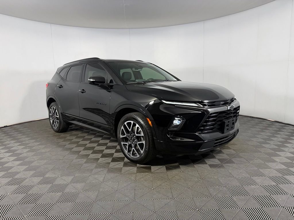 Used 2025 Black Chevrolet RS image 5