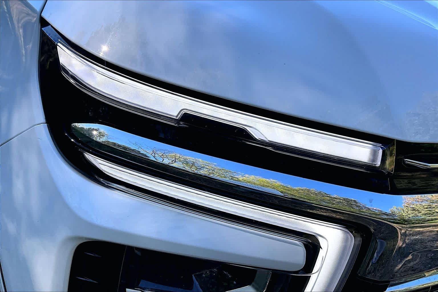 Used 2025 Summit White Chevrolet LT image 27