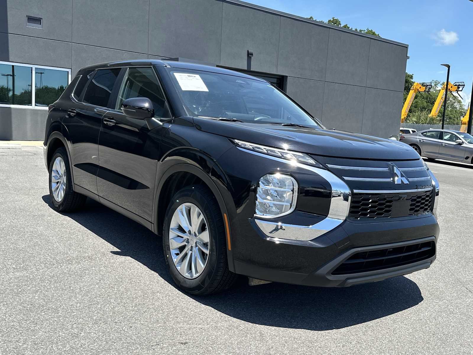 2025 Mitsubishi Outlander ES 2WD's photo