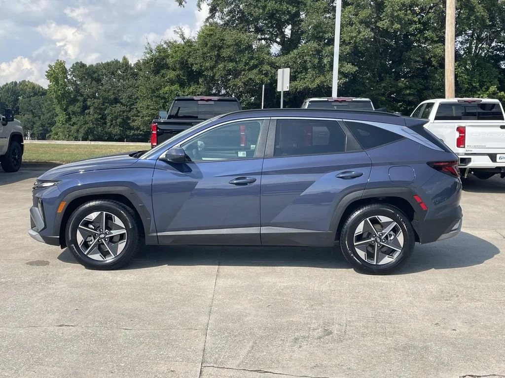 Used 2025  Hyundai SEL image 2