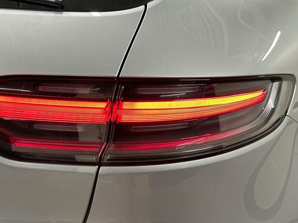 Used 2025  Porsche  image 33