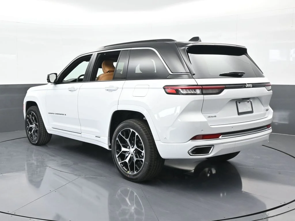 New 2025 Bright White Clear-Coat Exterior Paint Jeep Summit Reserve image 3