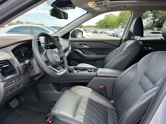 Used 2021 Gray Nissan Platinum image 4