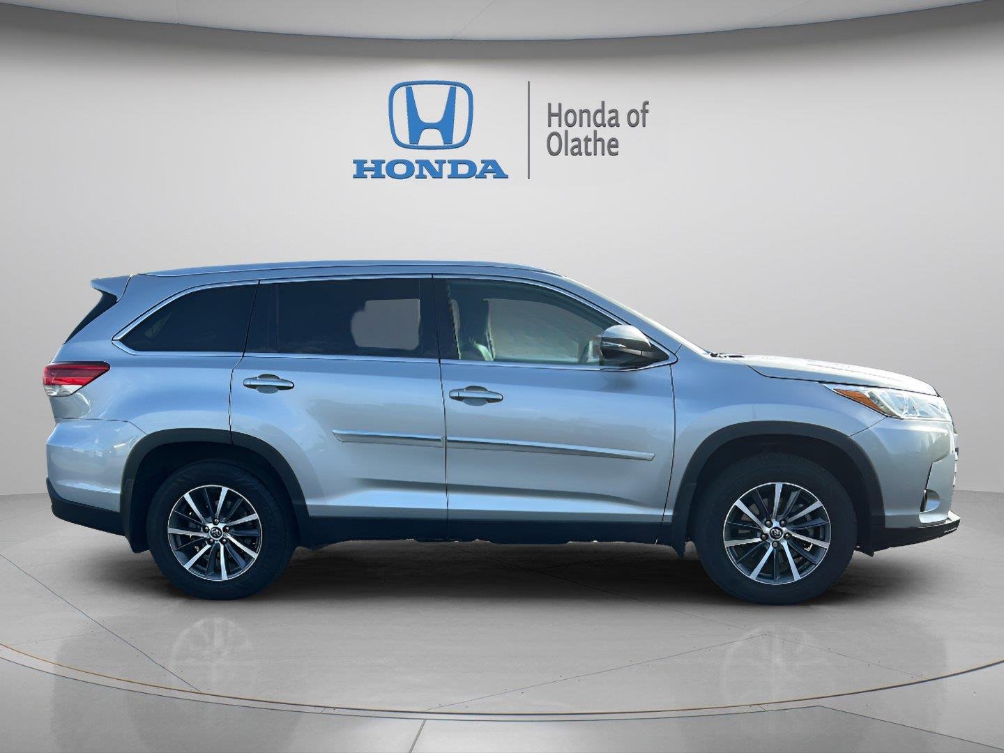 Used 2019 Toyota Highlander XLE with VIN 5TDJZRFH6KS575957 for sale in Kansas City
