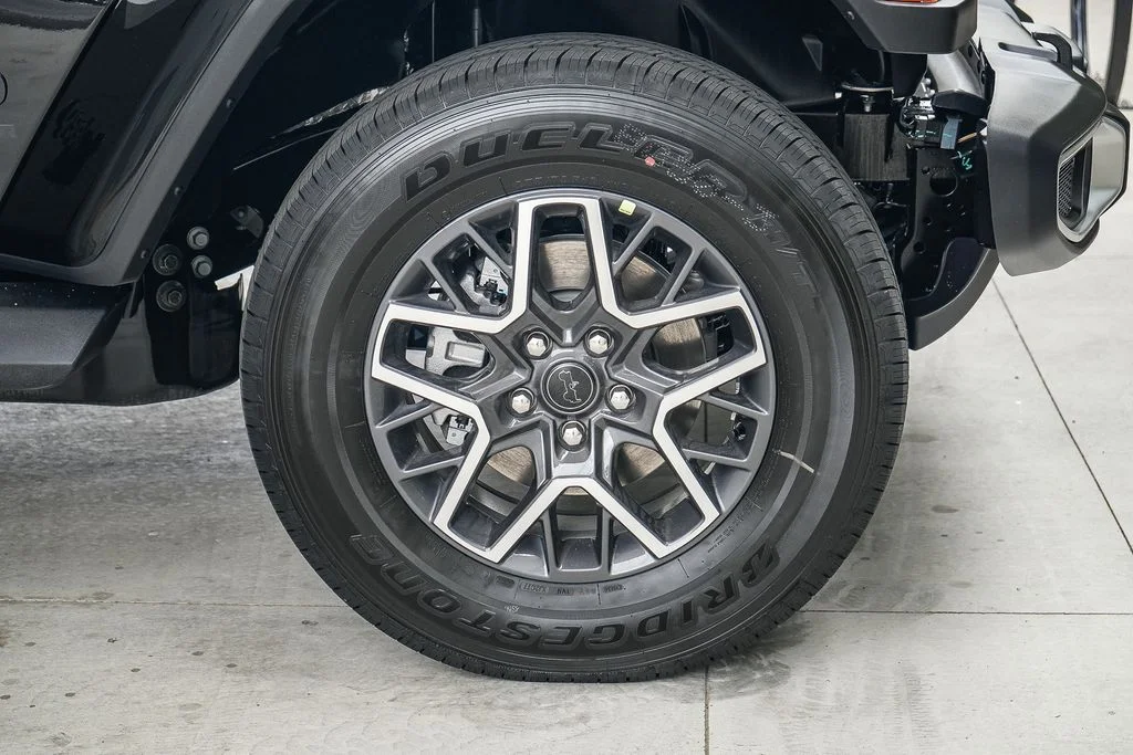 New 2026 Black Clear-Coat Exterior Paint Jeep Sahara image 10