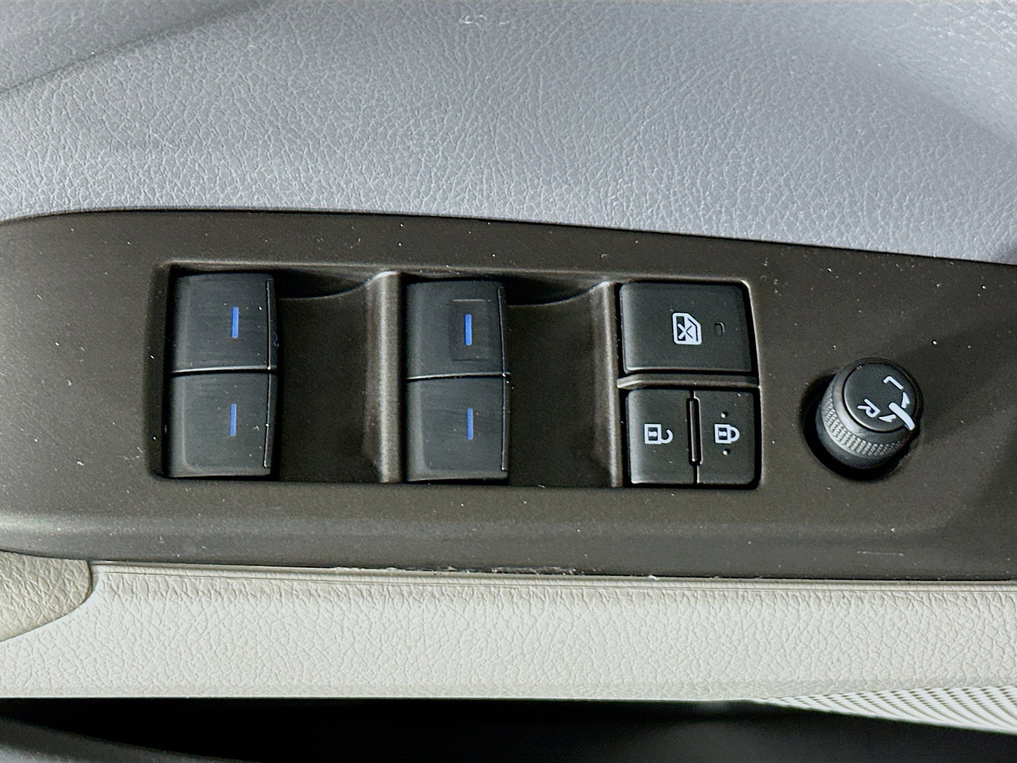 Used 2023 Ice Toyota SE image 14