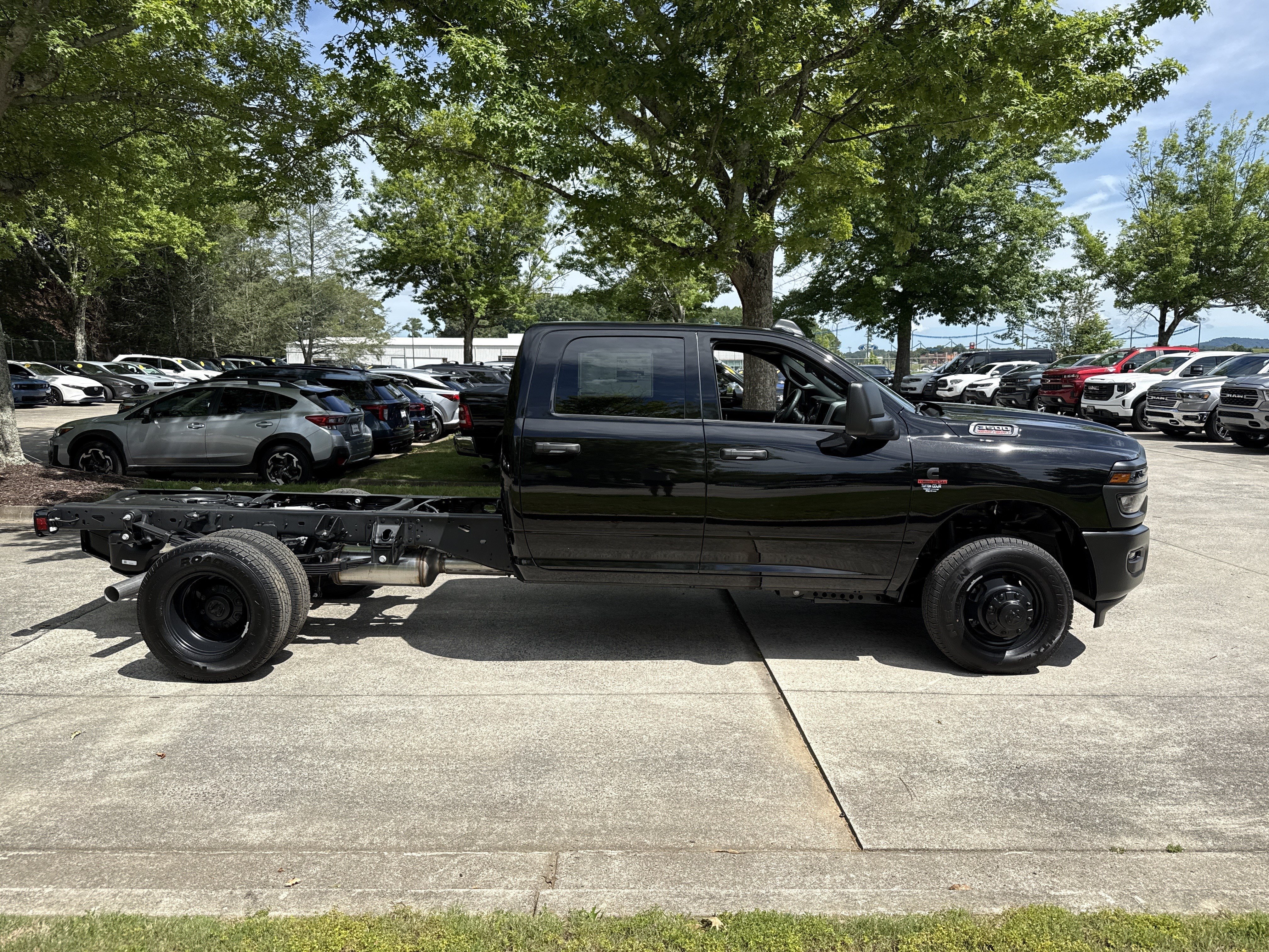 New 2026 Diamond Black Crystal Pearl-Coat Exterior Paint RAM Tradesman image 8