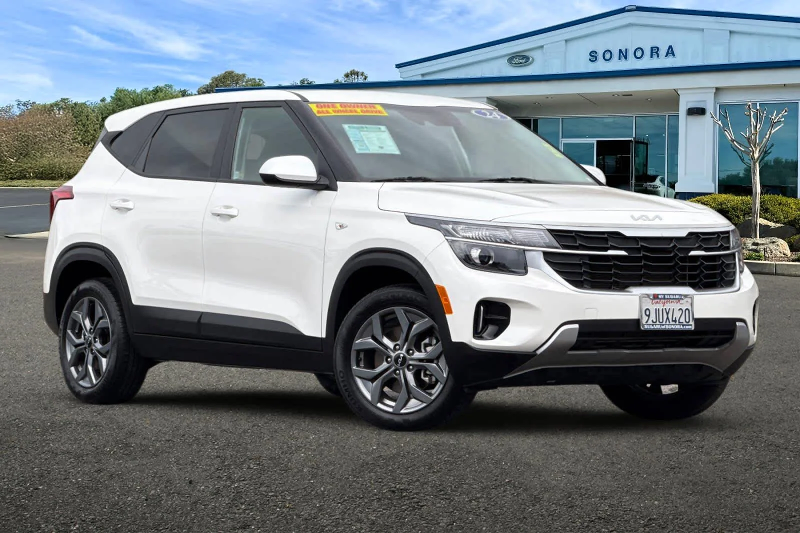 Used 2024 Snow White Pearl Kia LX image 2