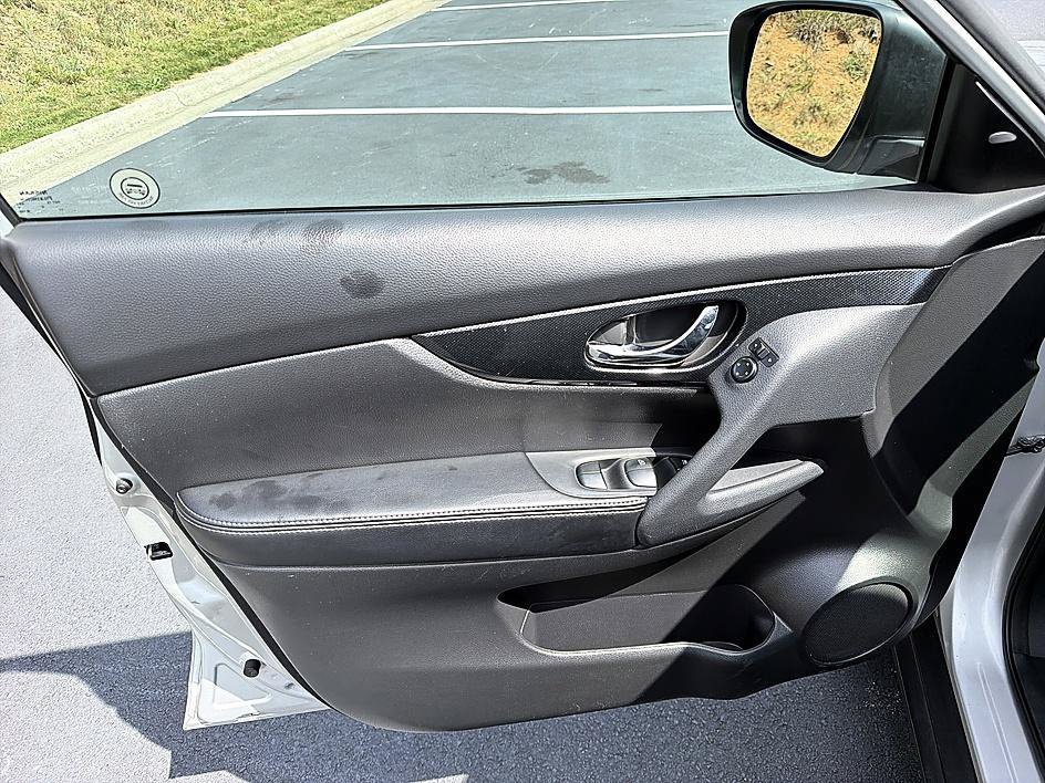 Used 2015 Brilliant Silver Nissan SL image 11