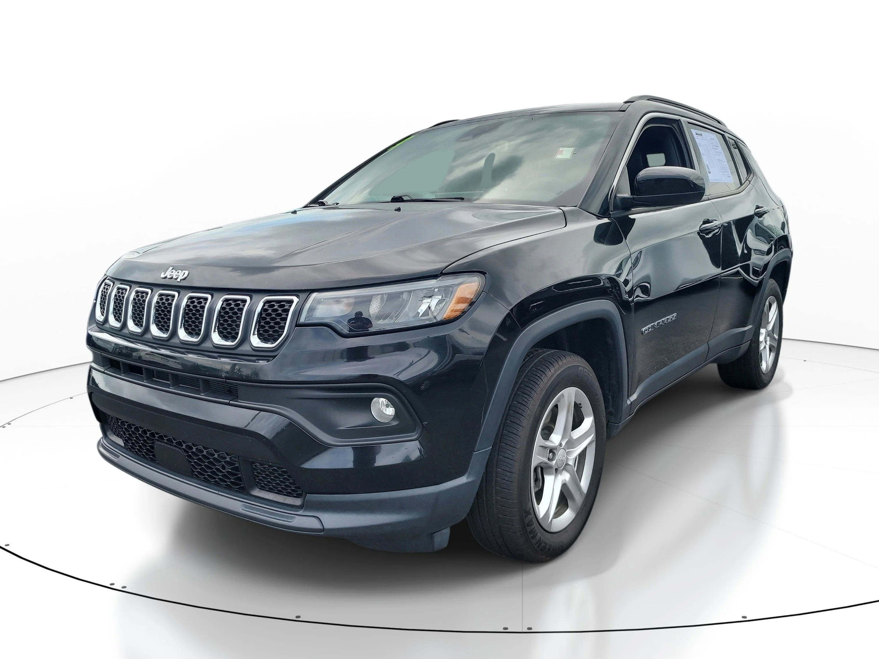 Used 2023 Diamond Black Crystal Pearlcoat Jeep Latitude image 3
