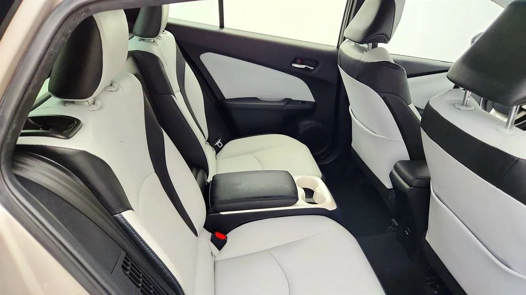 Used 2018 Titanium Glow Toyota Advanced image 22