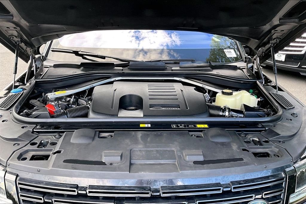 Used 2023  Land Rover SE Dynamic image 9