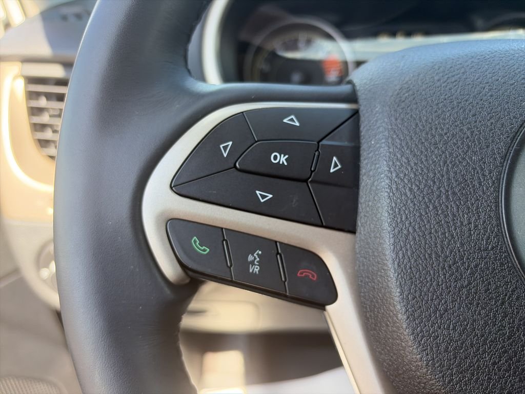 Used 2016 Bright White Clearcoat Jeep Latitude image 20