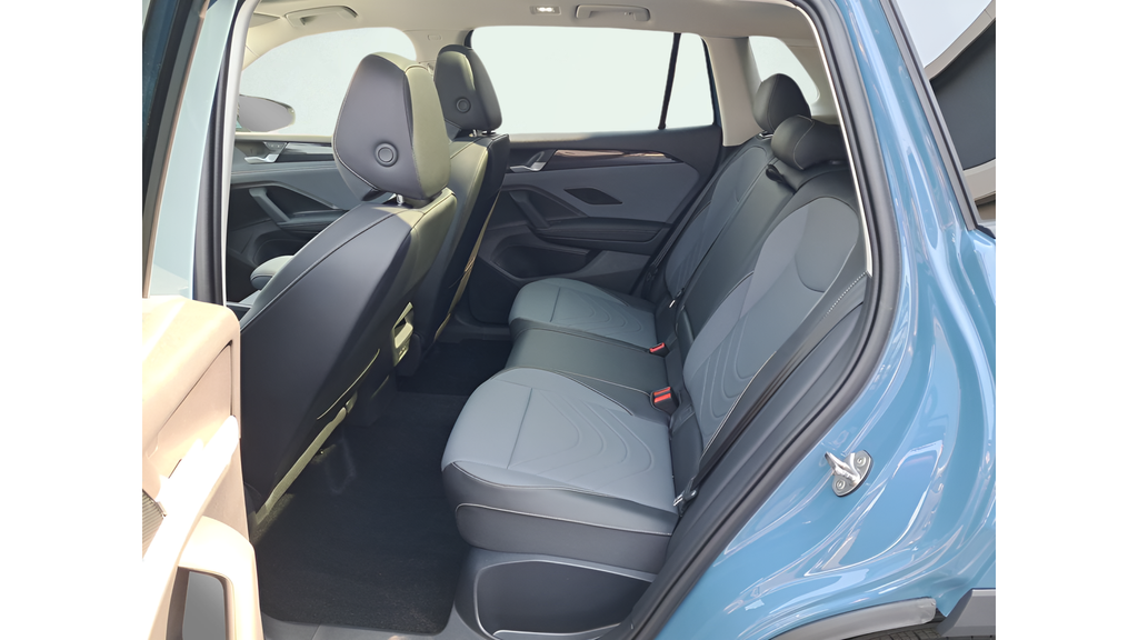 2025 Volkswagen Tiguan SE - Photo 13