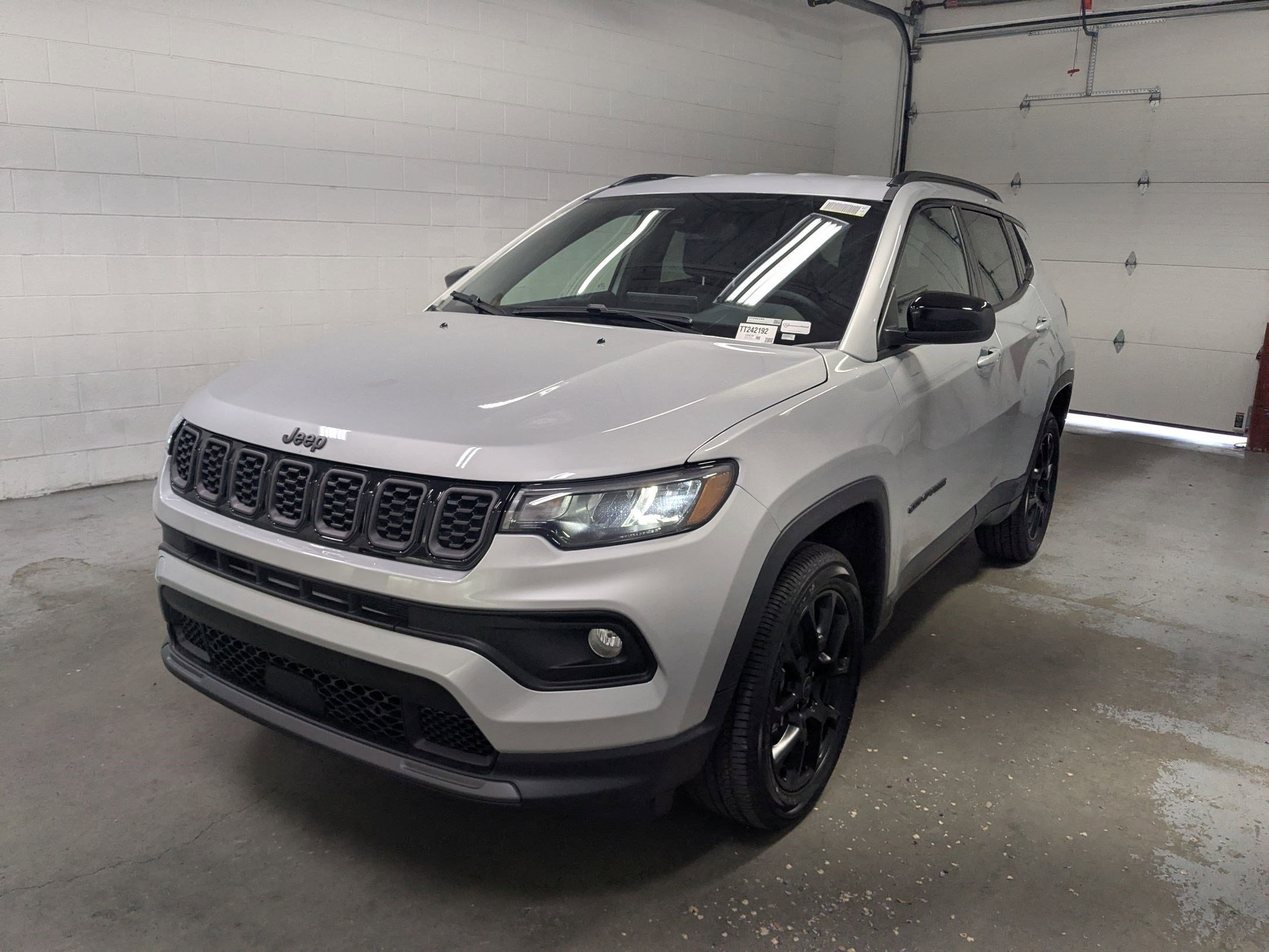 New 2026 Silver Zynith Metallic Clearcoat Jeep Latitude Altitude image 9