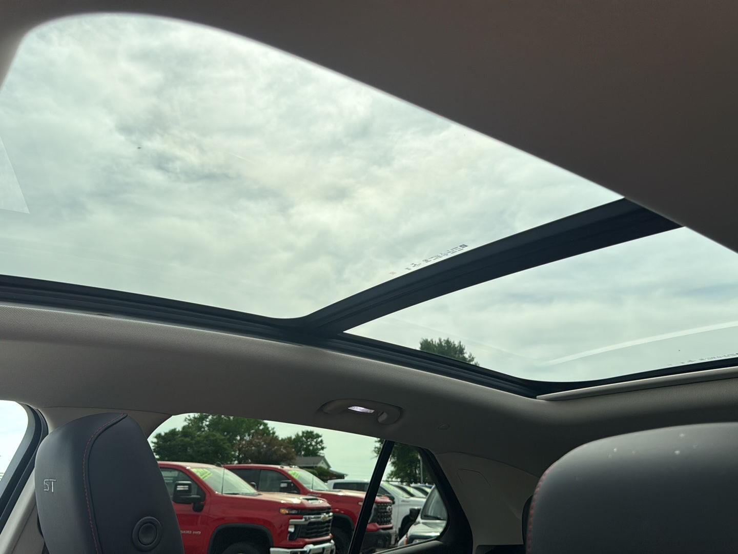 Used 2023 White Frost Tricoat Buick Essence image 5
