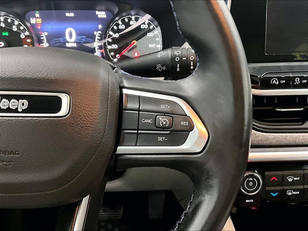 Used 2022 White Jeep Latitude image 24