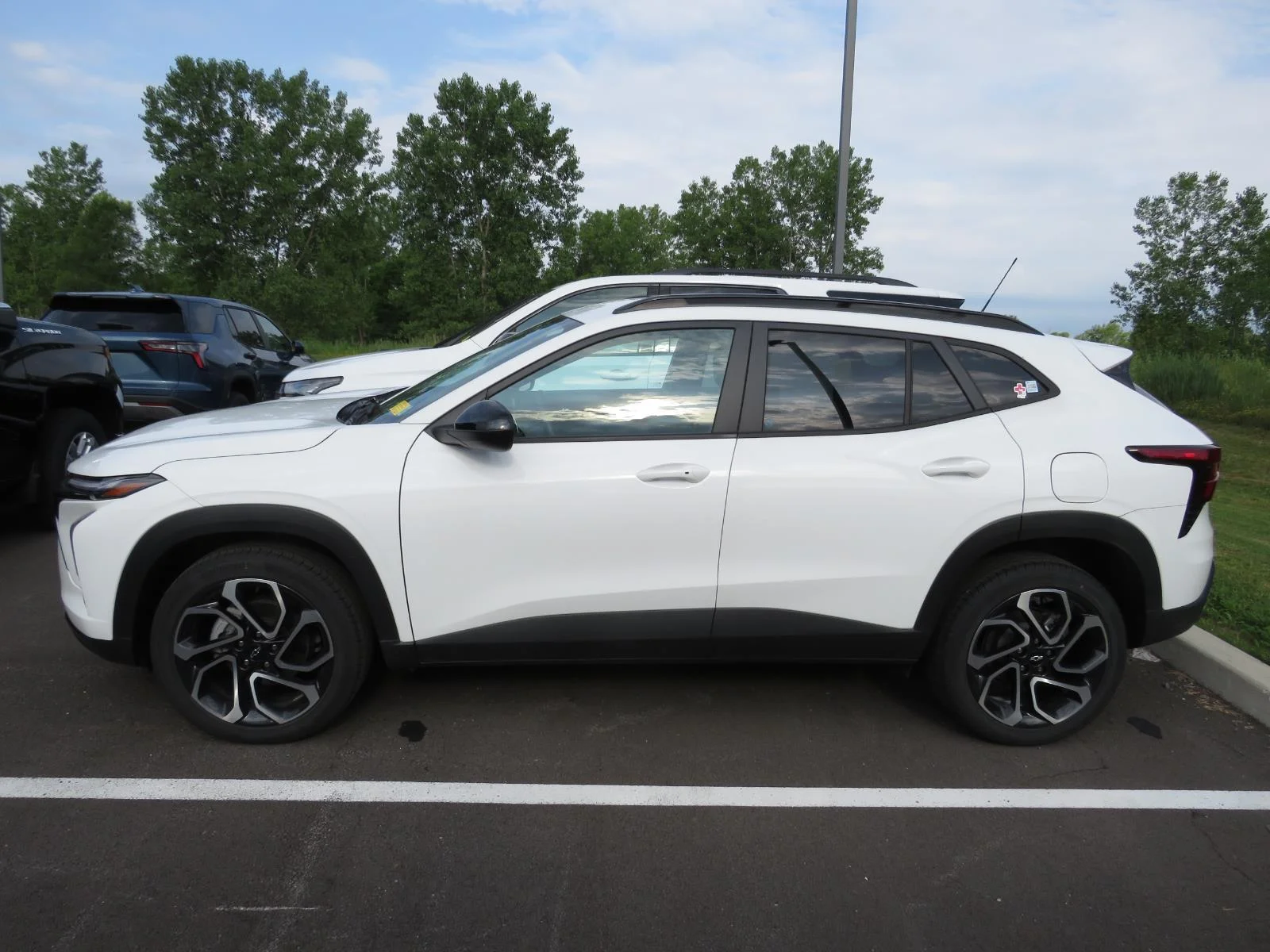 Used 2025 Summit White Chevrolet 2RS image 9