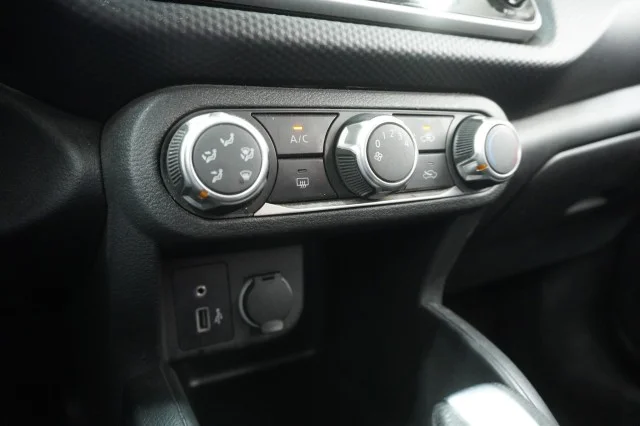 Used 2025  Nissan S image 27