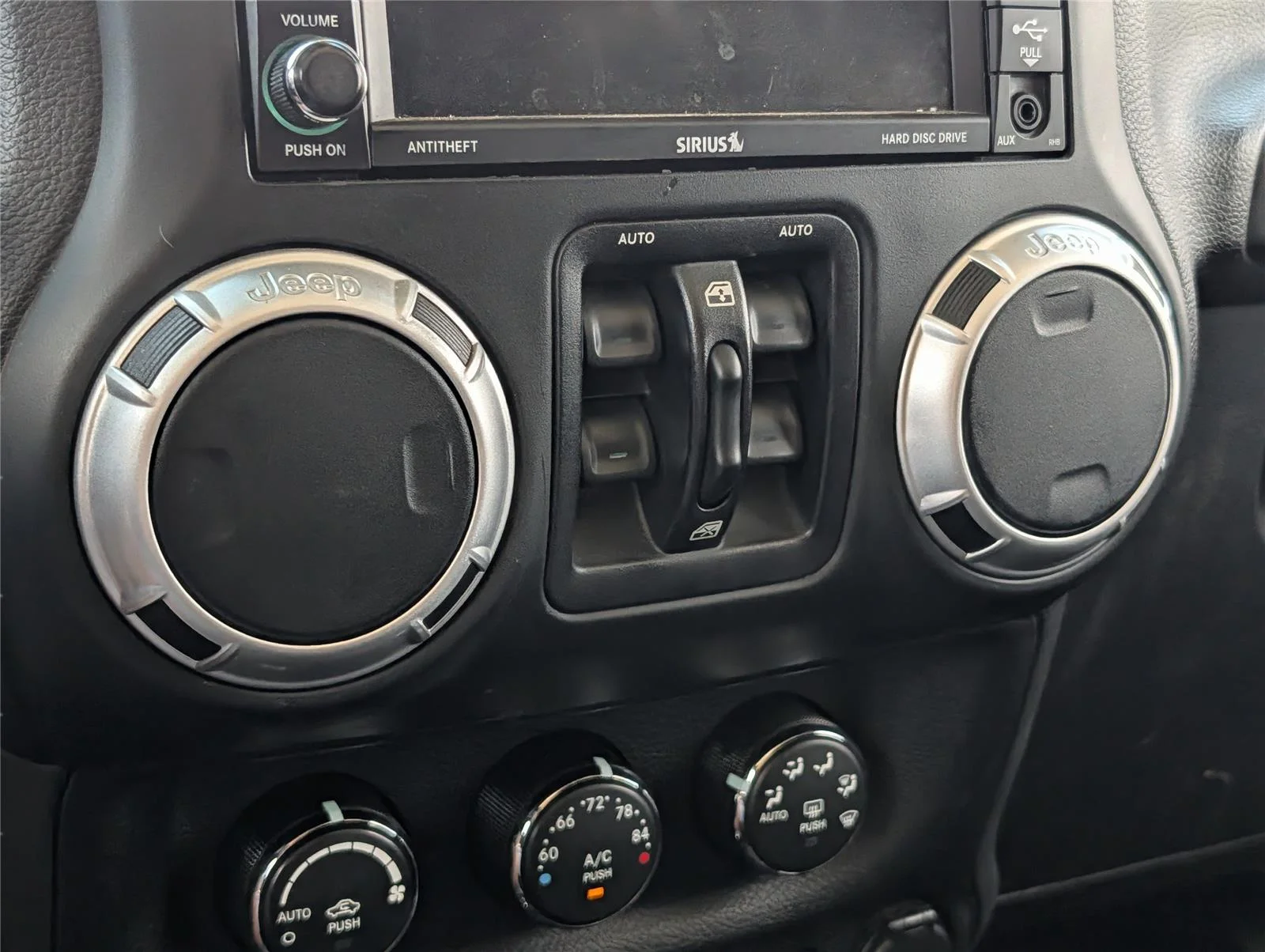 Used 2014 Bright White Clearcoat Jeep Sahara image 15