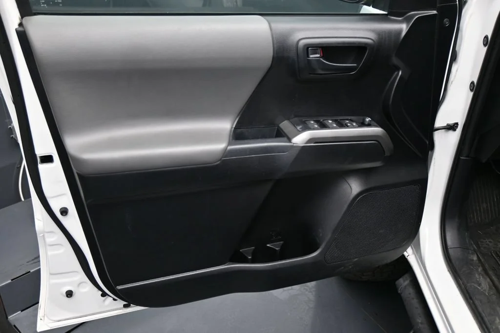 Used 2022 White Toyota SR5 image 11