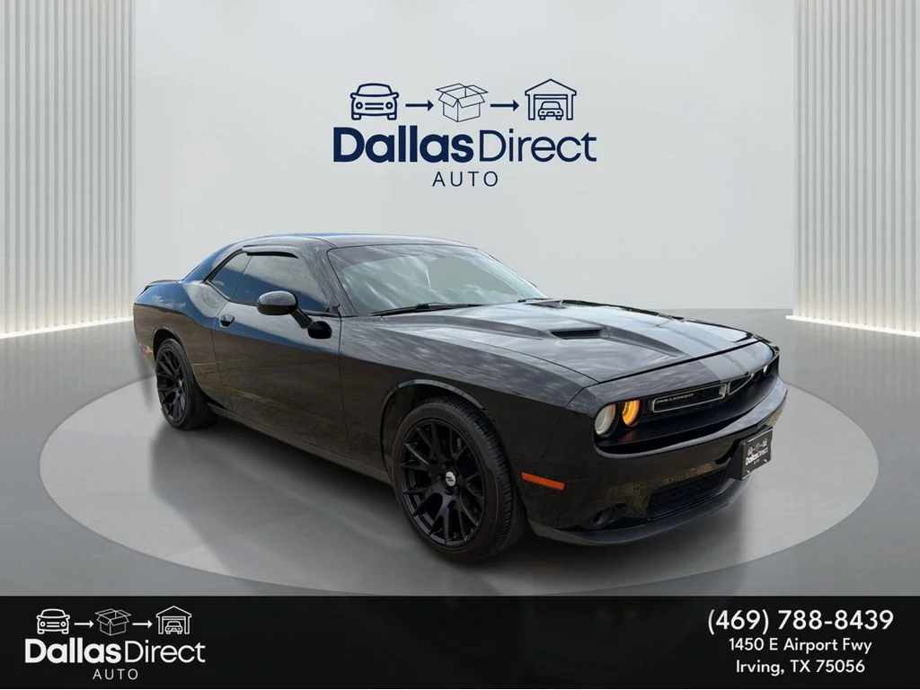 Used 2018 Pitch Black Clearcoat Dodge SXT image 2