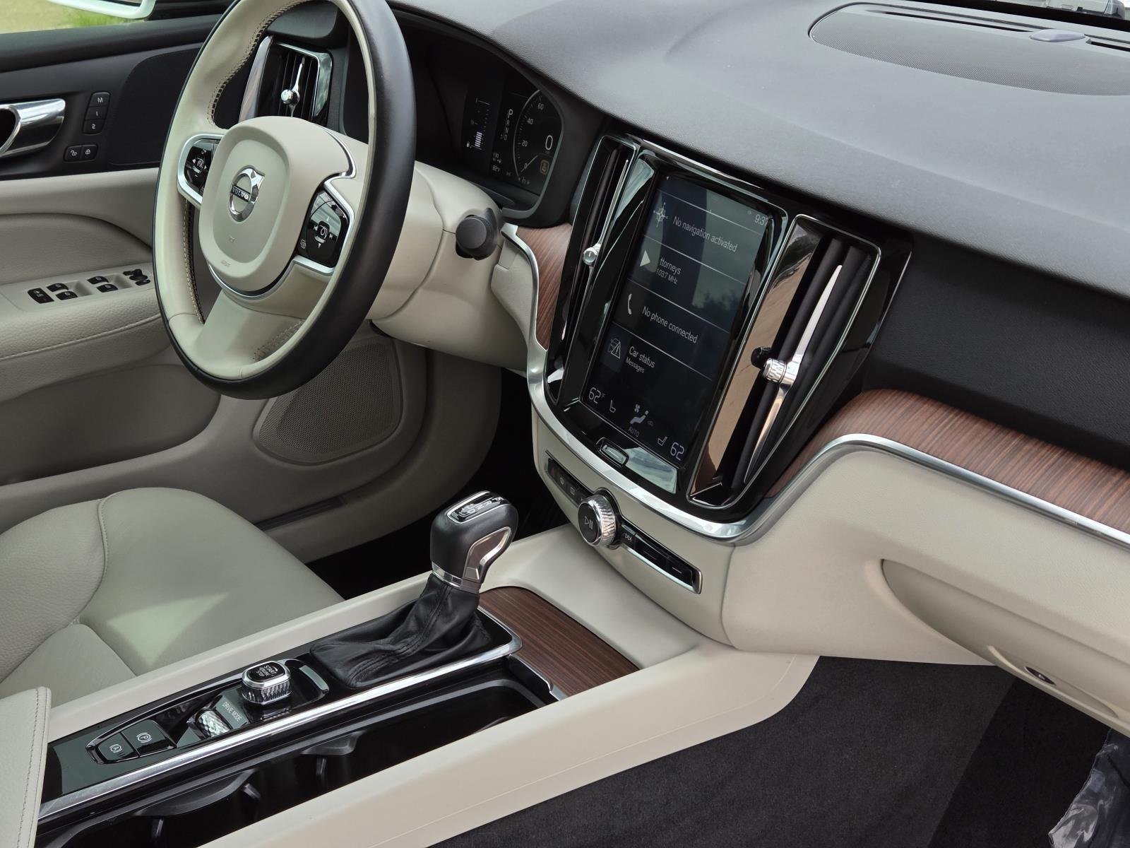 Used 2019 Crystal White Pearl Metallic Volvo Momentum image 39