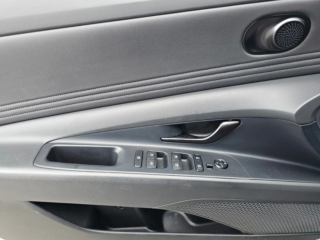 Used 2025 Gray Hyundai SEL Sport image 16
