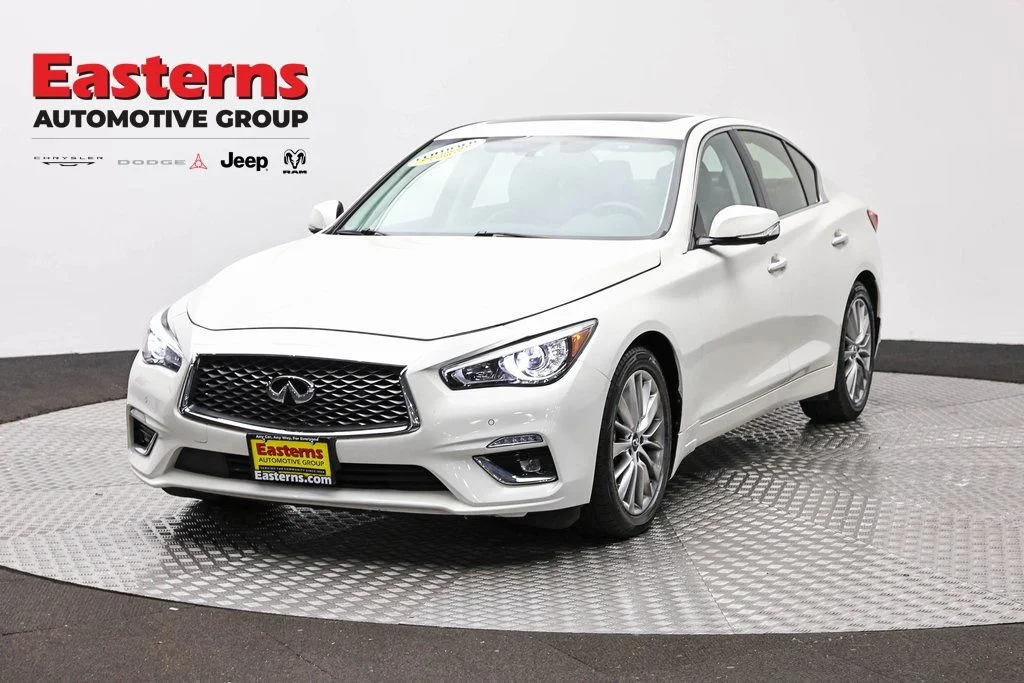 Used 2023 White INFINITI LUXE image 1