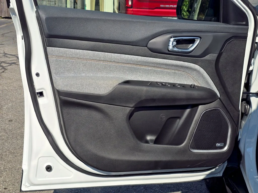 New 2026 White Jeep Latitude image 35