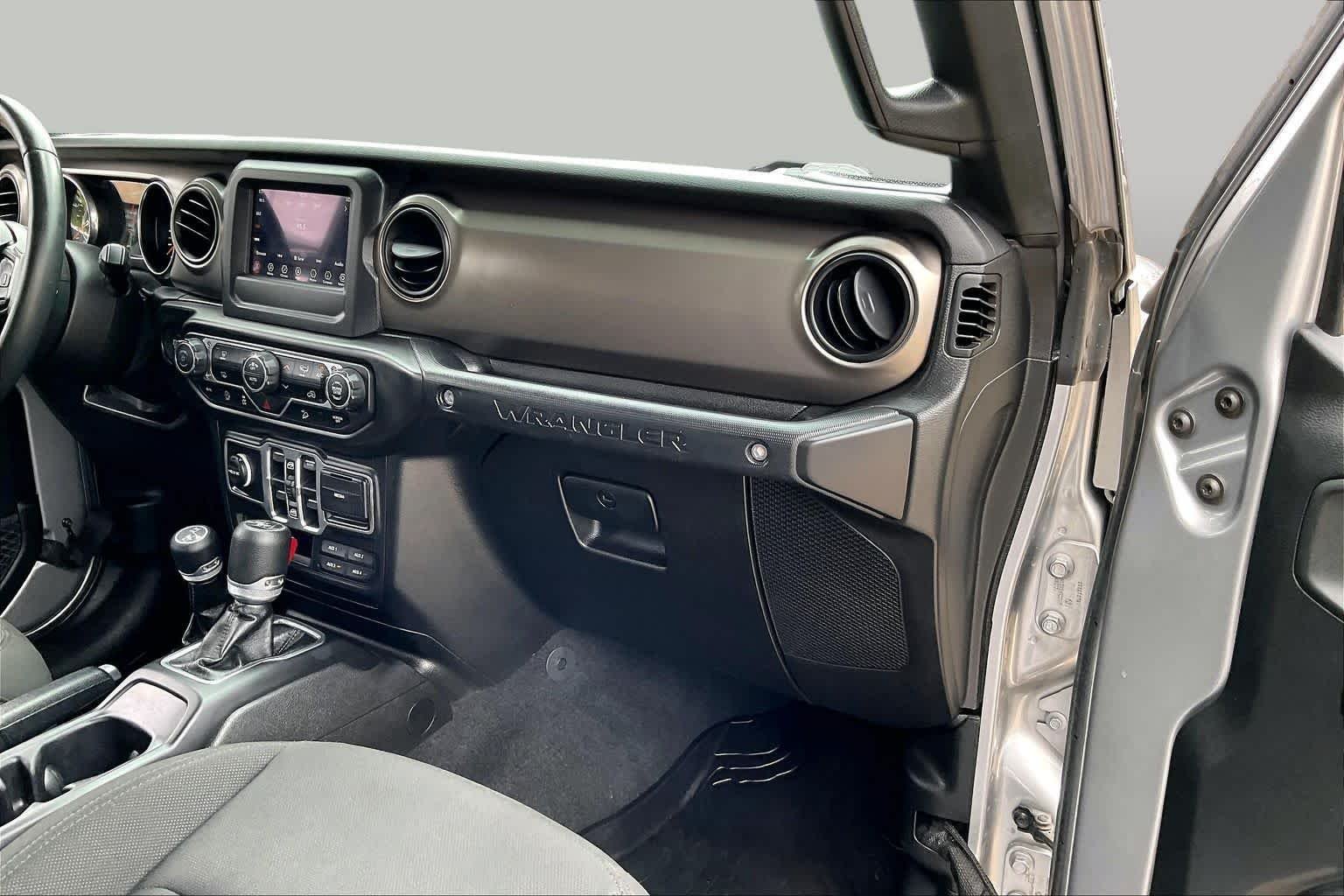 Used 2018 Billet Silver Metallic Clearcoat Jeep Sport S image 17