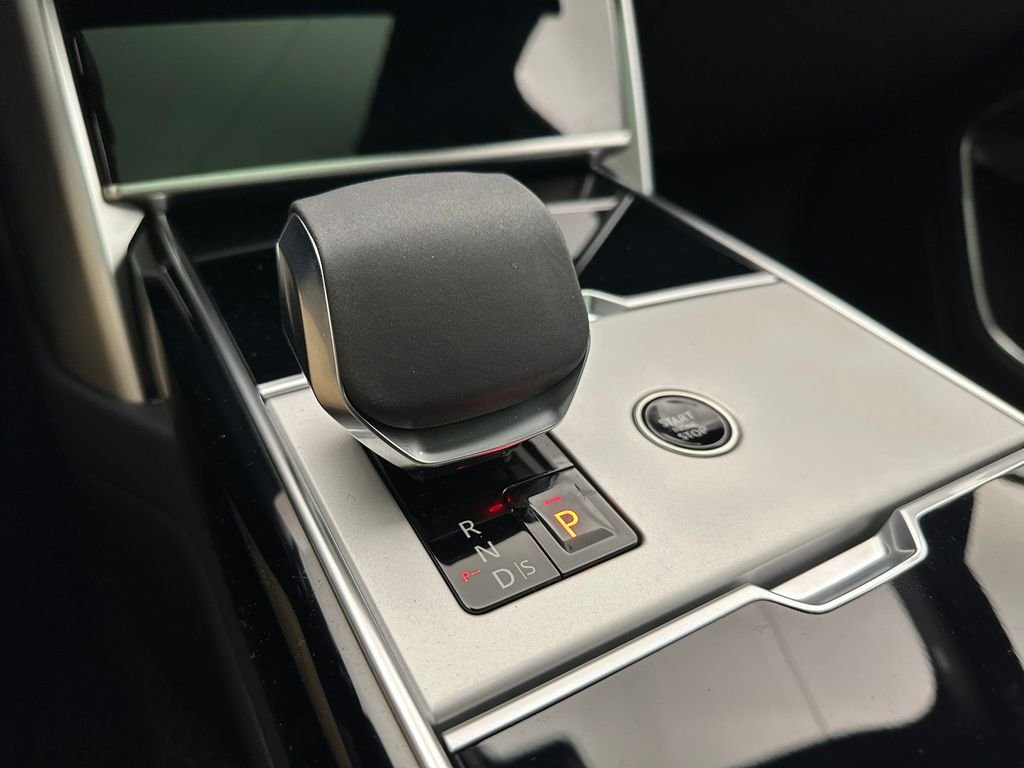New 2026 Eiger Grey Metallic Land Rover SE image 12