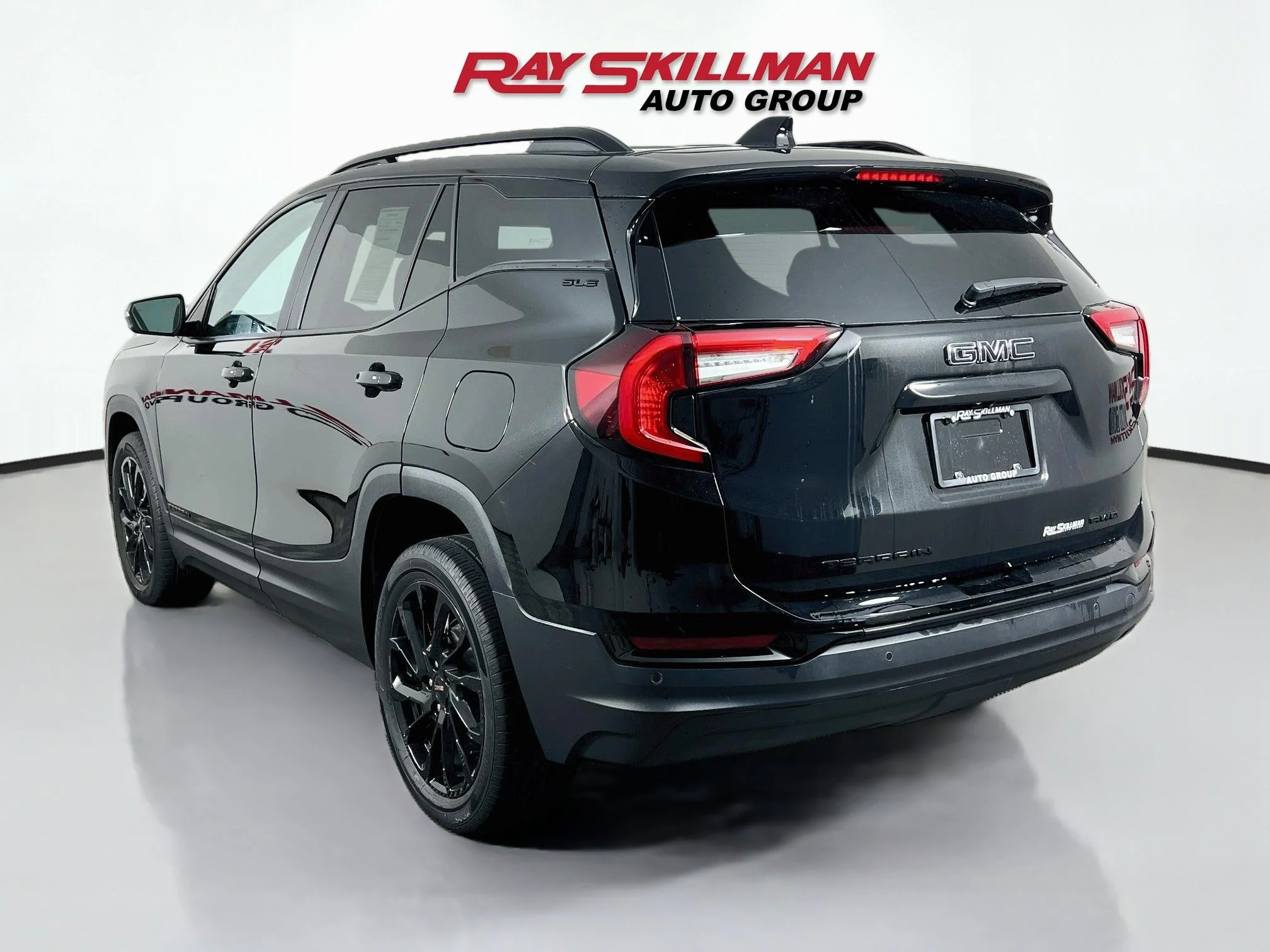 Used 2023 Ebony Twilight Metallic GMC SLE image 5