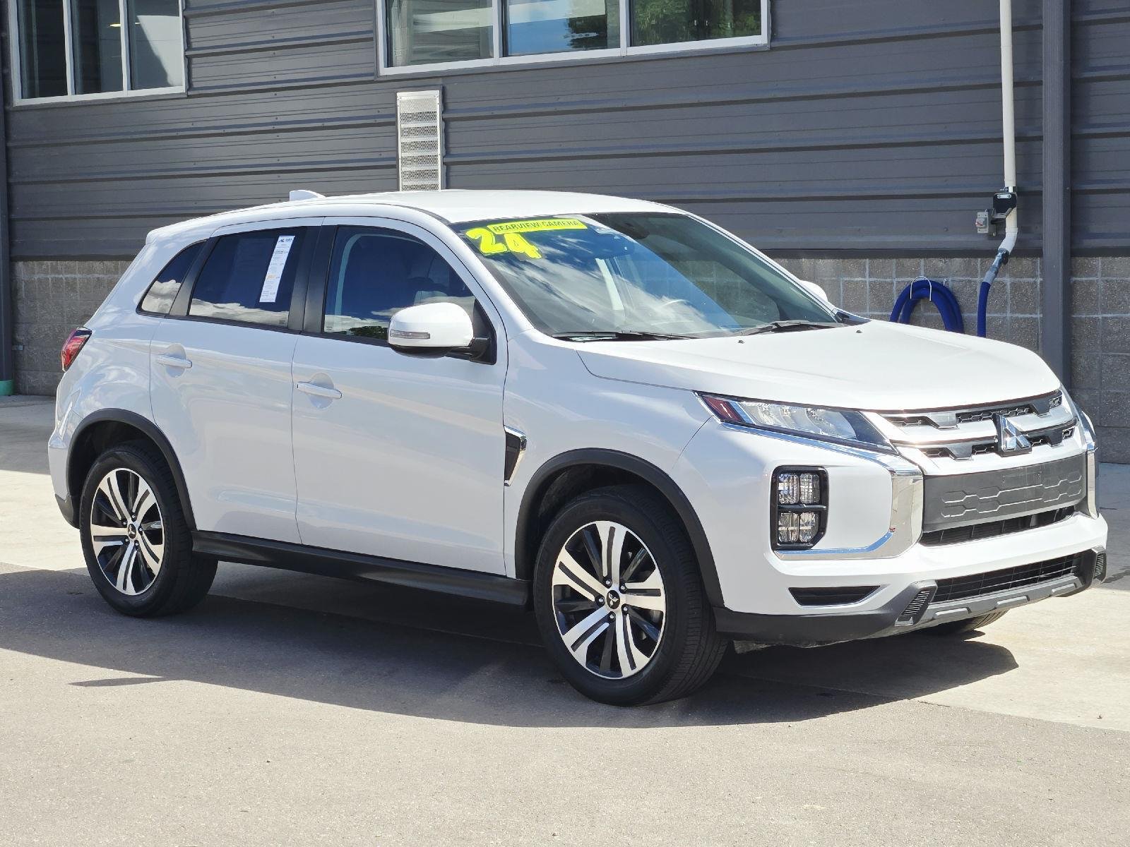 Used 2024 White Diamond Mitsubishi ES image 3