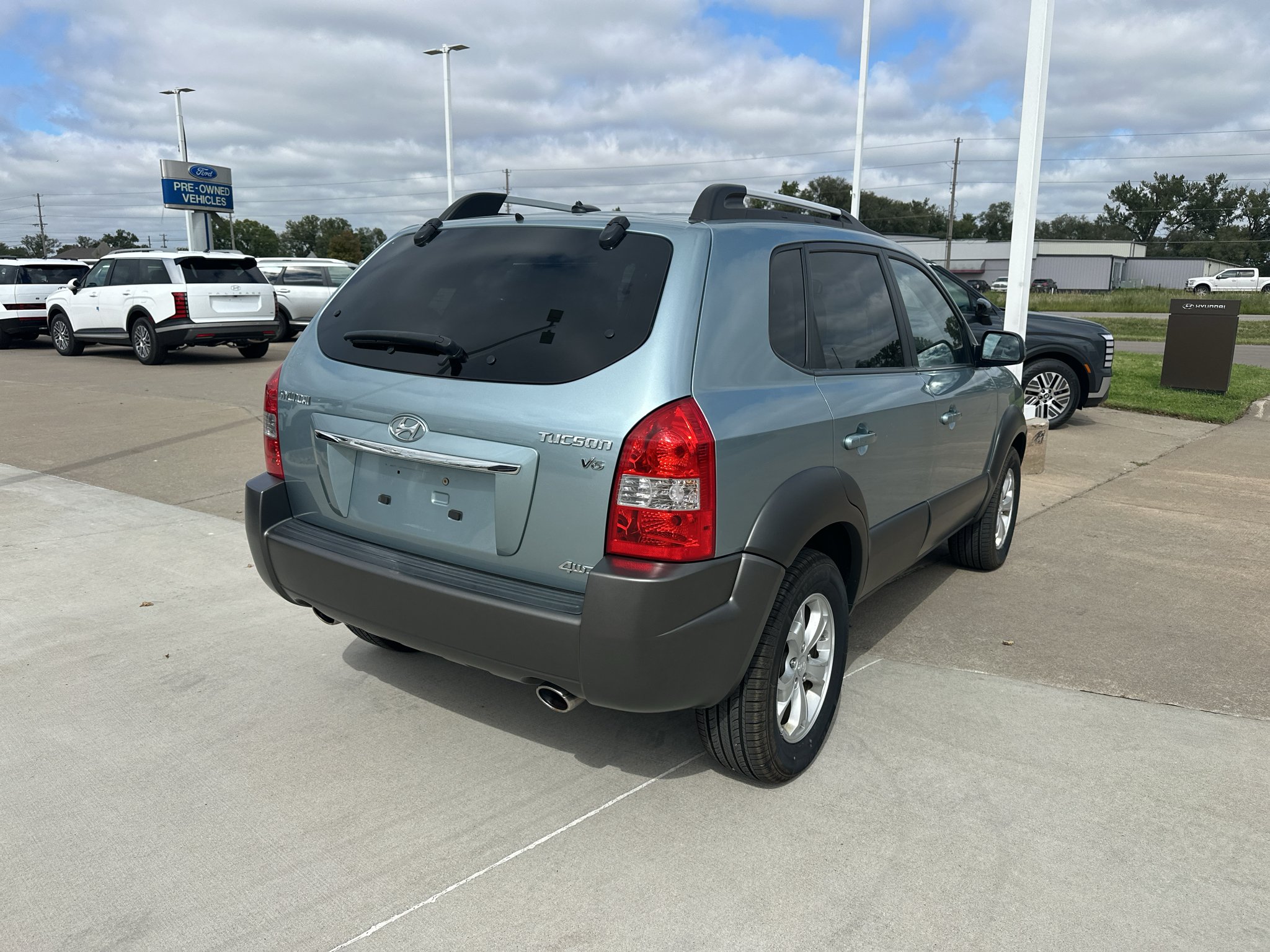 Used 2009 Desert Sage Metallic Hyundai SE image 10