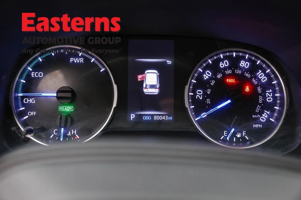 Used 2022 White Toyota LE image 18
