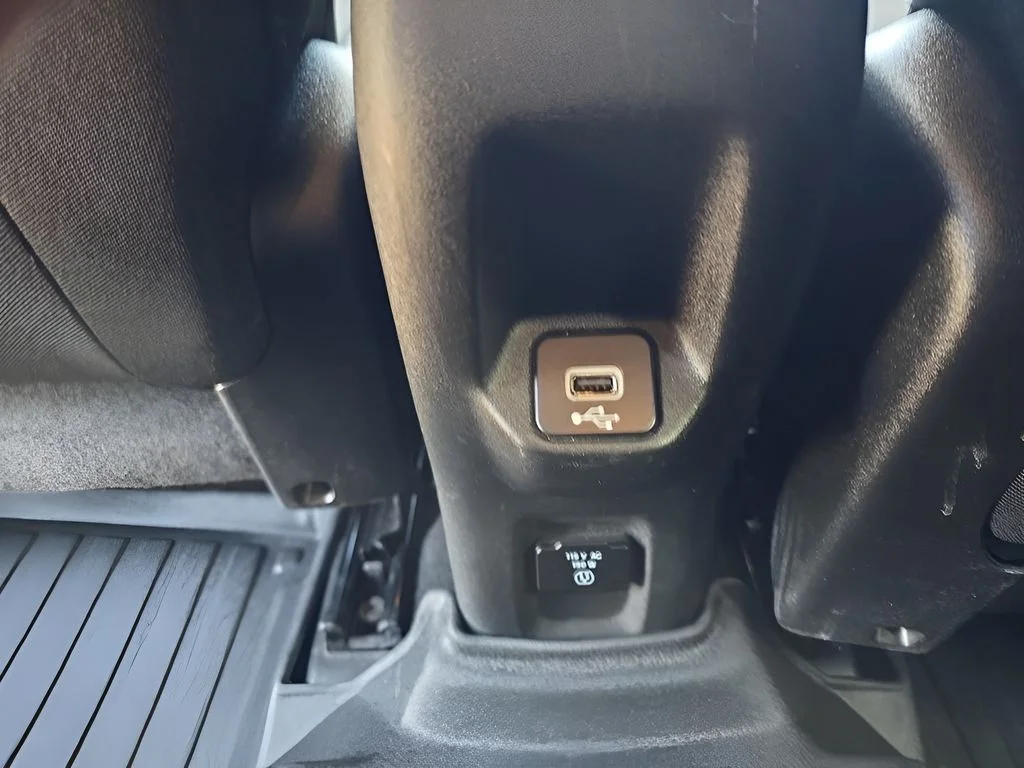 Used 2022  Jeep Latitude image 31