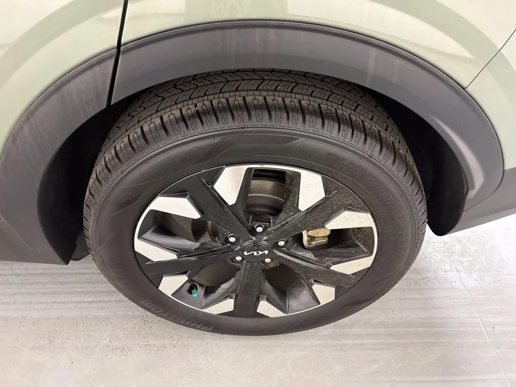 Used 2023 Green Kia X-Line image 11
