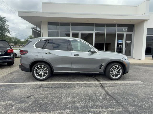 New 2026 Skyscraper Grey Metallic BMW xDrive40i image 2