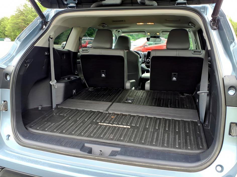 Used 2023 Moon Dust Toyota XLE image 5