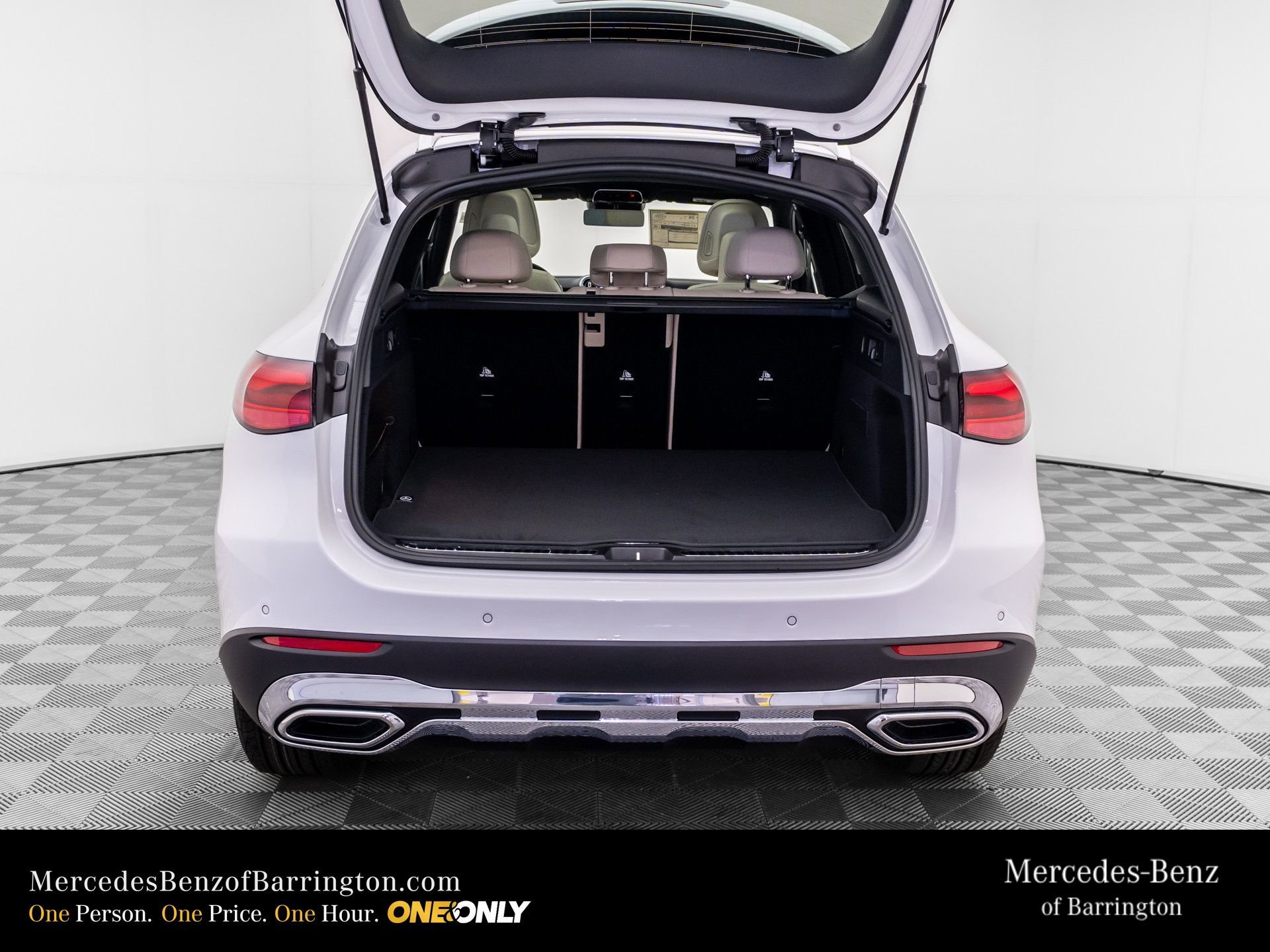 New 2026 MANUFAKTUR Moonlight White Metallic Mercedes-Benz GLC 300 image 87