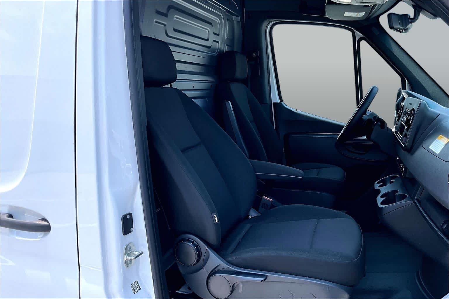 Used 2025 Arctic White Mercedes-Benz  image 9