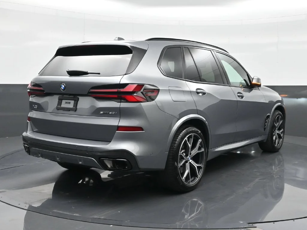 Used 2026 Skyscraper Grey Metallic BMW sDrive40i image 14