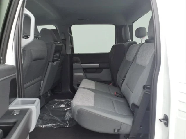 New 2027 Oxford White Ford F-250® XLT image 13