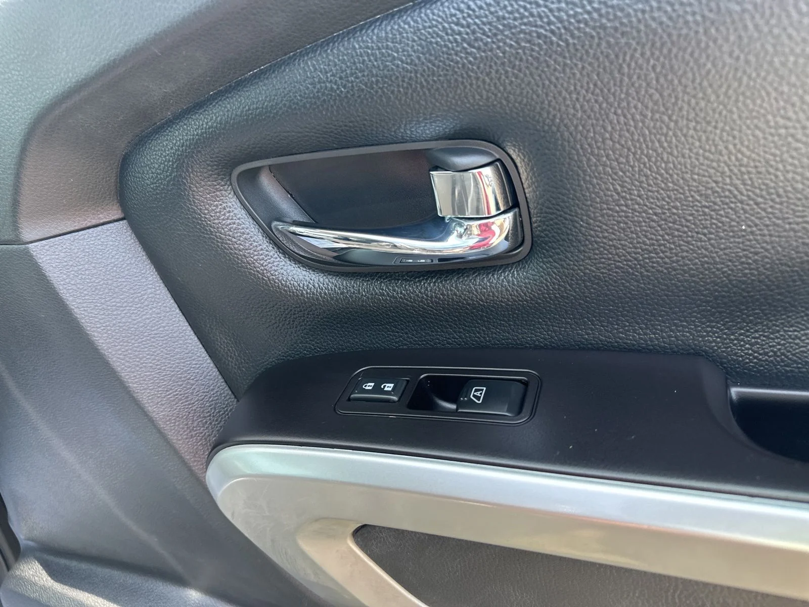 Used 2019 Gray Nissan SL image 38