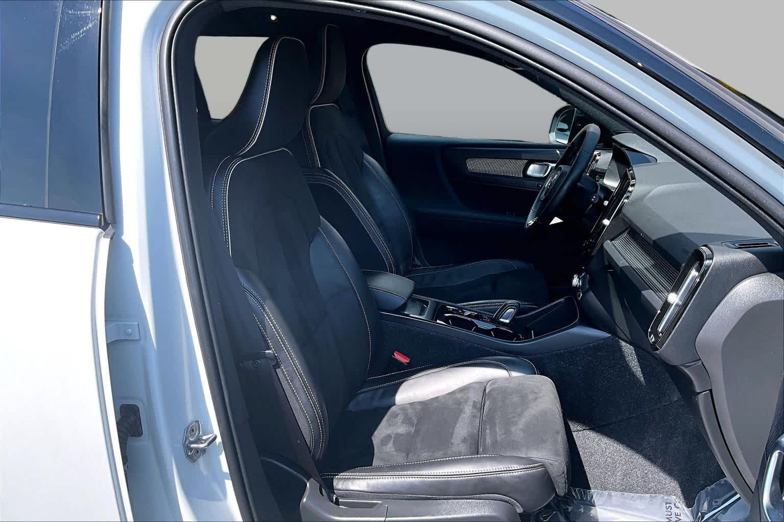 Used 2022 Crystal White Metallic Volvo R-Design image 9