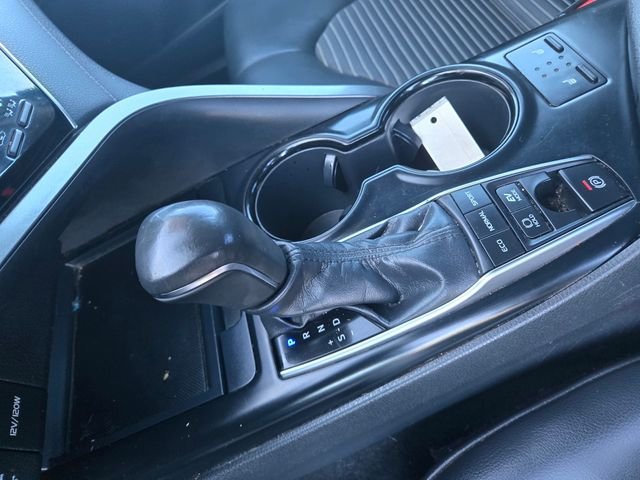 Used 2018 Silver Toyota SE image 13