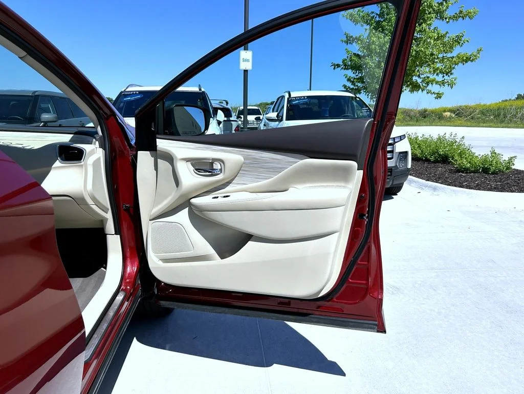 Used 2017 Red Nissan Platinum image 17